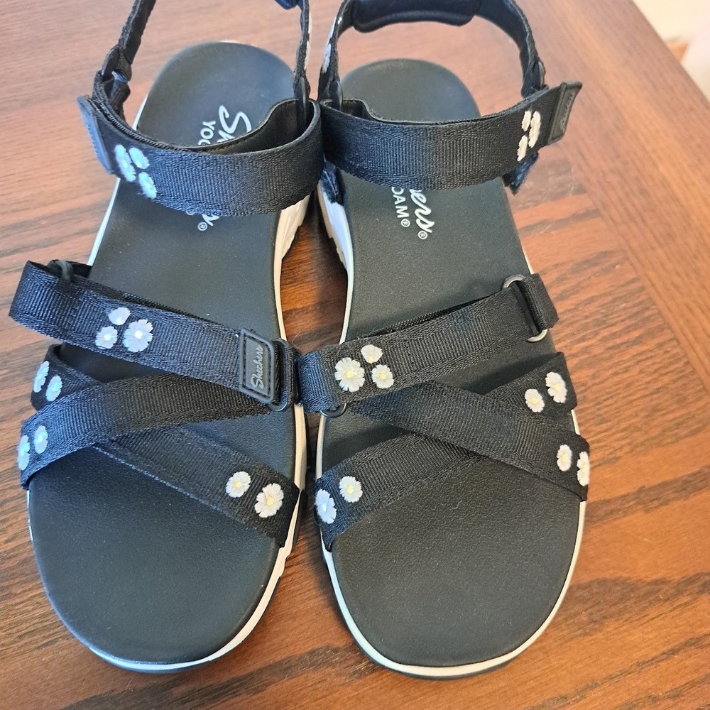 Skechers DLites Fresh Catch Black Daisy Floral Strappy Sport Sandals Womens